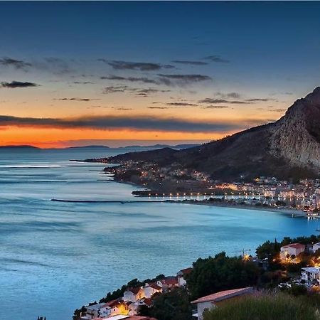 Sealine Apartment Omiš Esterno foto