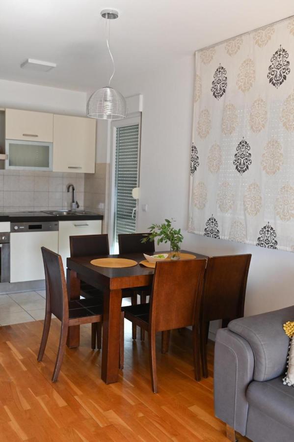 Sealine Apartment Omiš Esterno foto