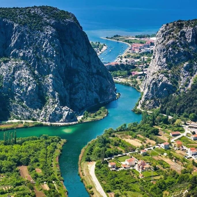 Sealine Apartment Omiš Esterno foto